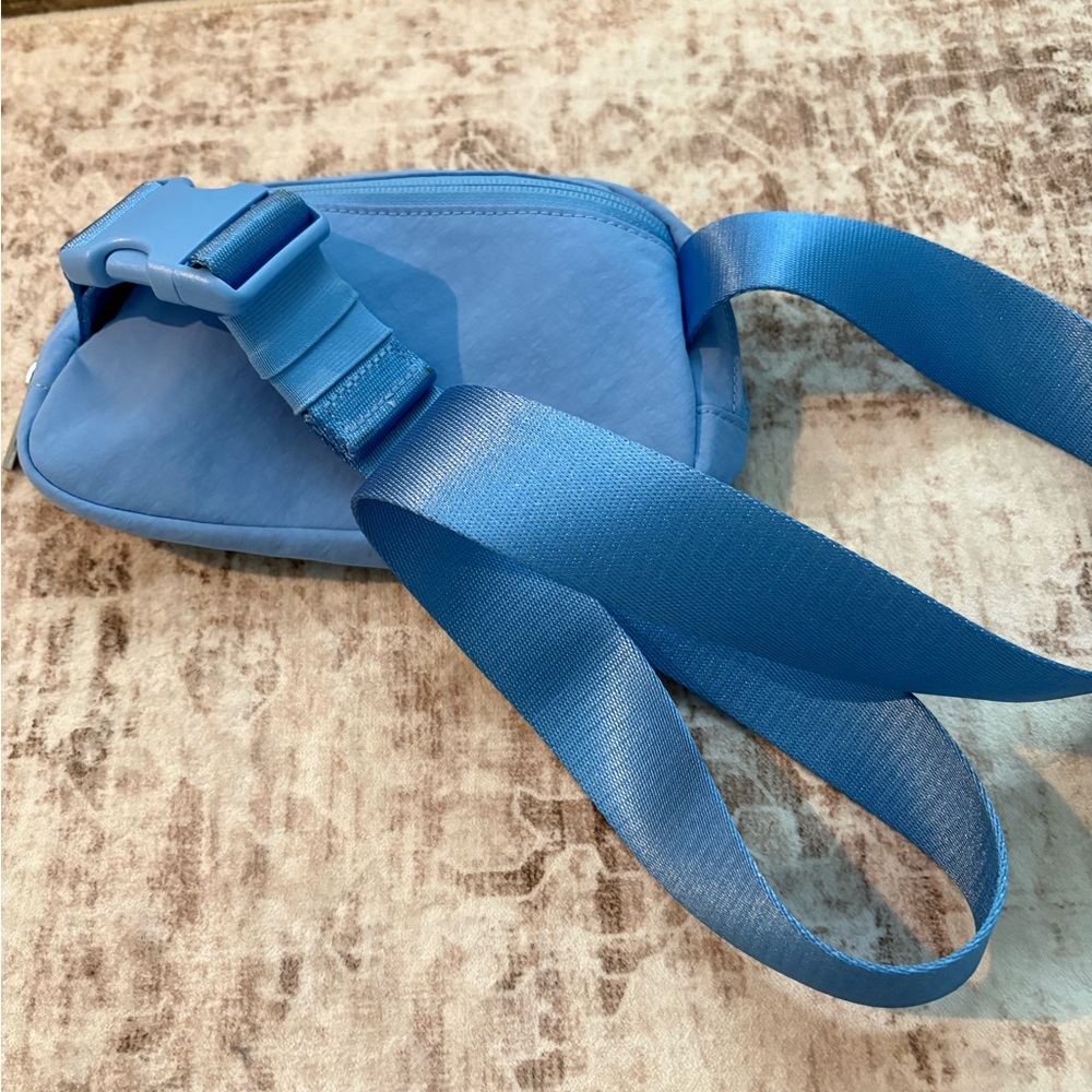 lululemon athletica Aero Blue Everywhere Belt Bag - Picture 3 of 6
